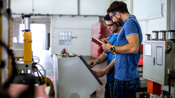 ouvrier discutant sur leur lieu de travail en usine