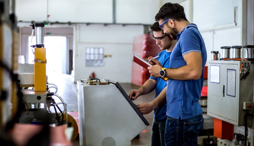 ouvrier discutant sur leur lieu de travail en usine