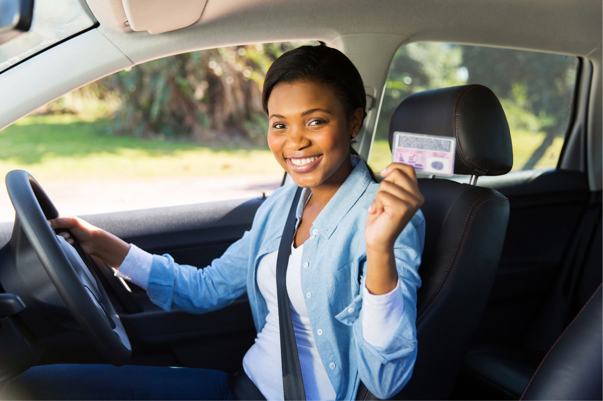 personne tenant son permis de conduire