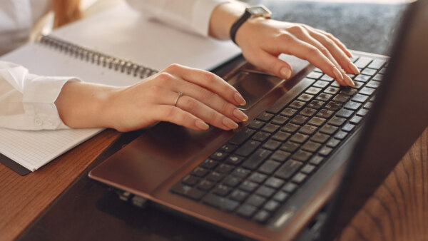 personne tapant sur un ordinateur