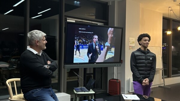 Eric JAYET en compagnie d'un étudiant pour un exercice prtaique