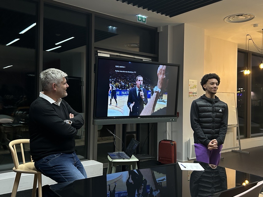 Eric JAYET en compagnie d'un étudiant pour un exercice prtaique